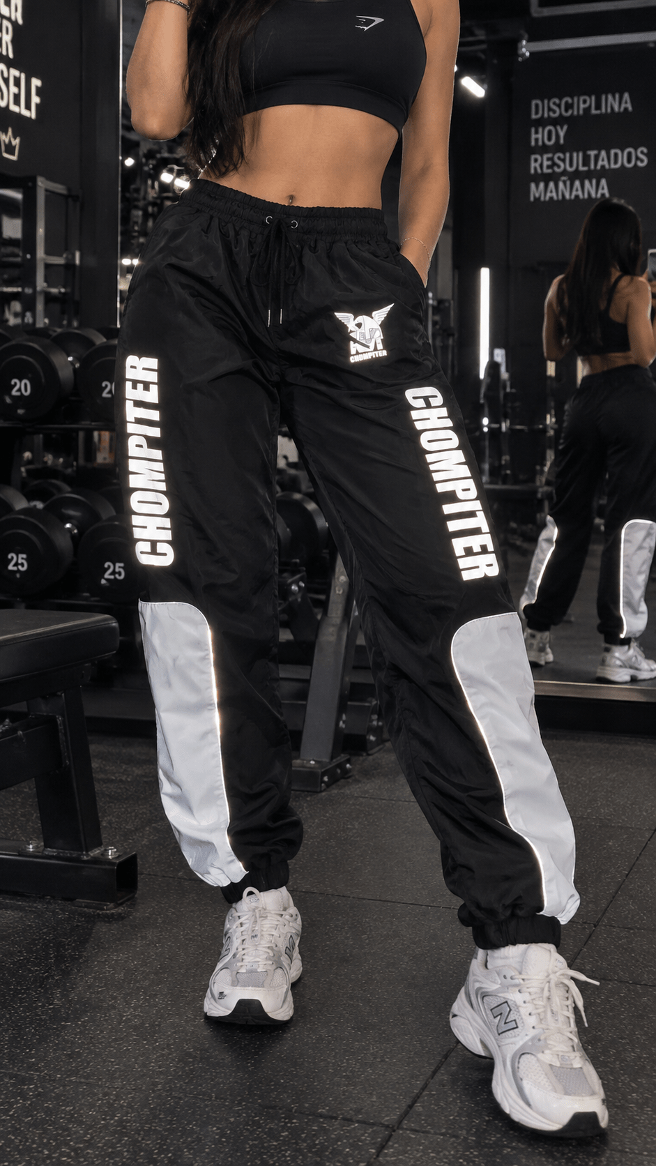Modelo usando los joggers reflectivos CHOMPITER con sneakers en el gimnasio