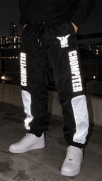 Joggers reflectivos CHOMPITER brillando de noche en NYC, vista frontal